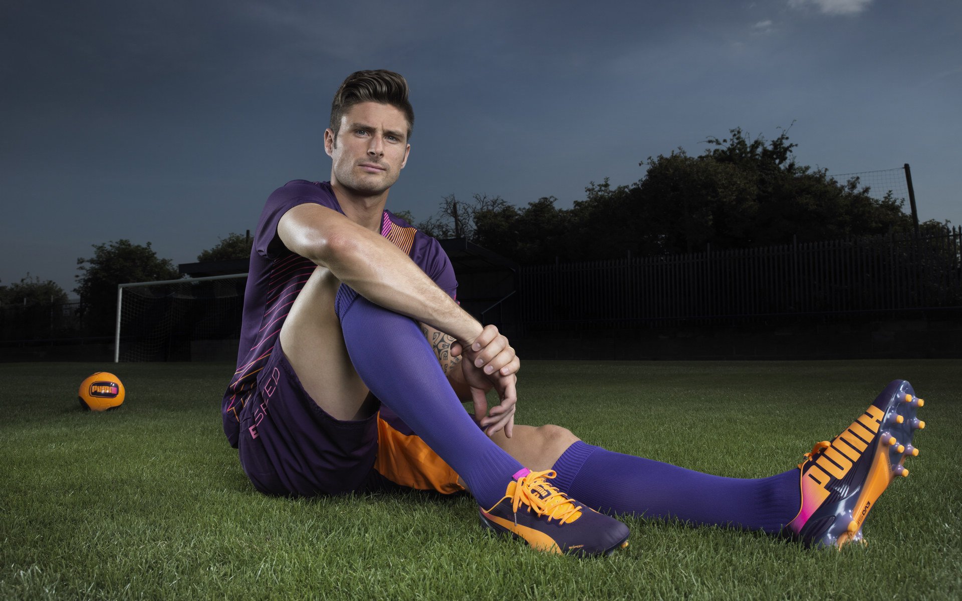 综合格斗赛场焦点！日本队对阵葡萄牙队，意外判罚引发热议，比赛氛围紧张