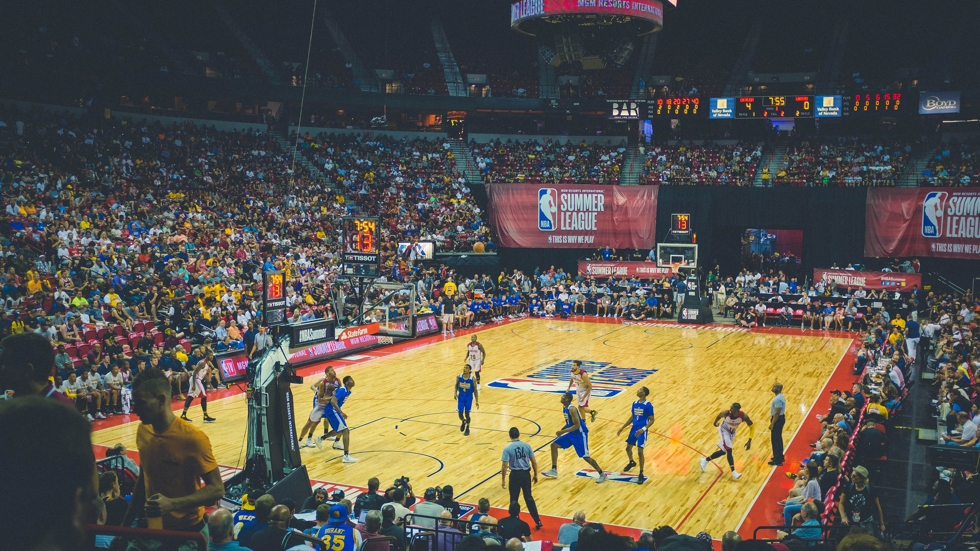 年终总决赛决赛对决在即！丹佛掘金演练定位球，山东泰山密集防守应对